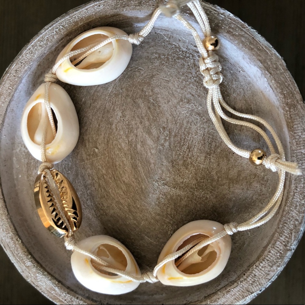 🐚 Gold Toned and Natural Shell Cord Bracelet 🐚
